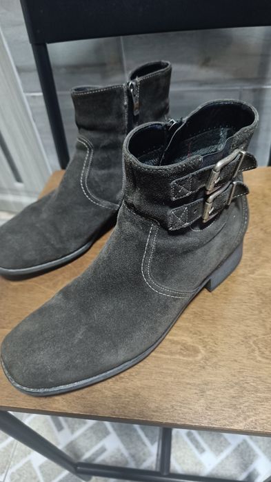 Vând cizme mārimea 41.piele intoarsa