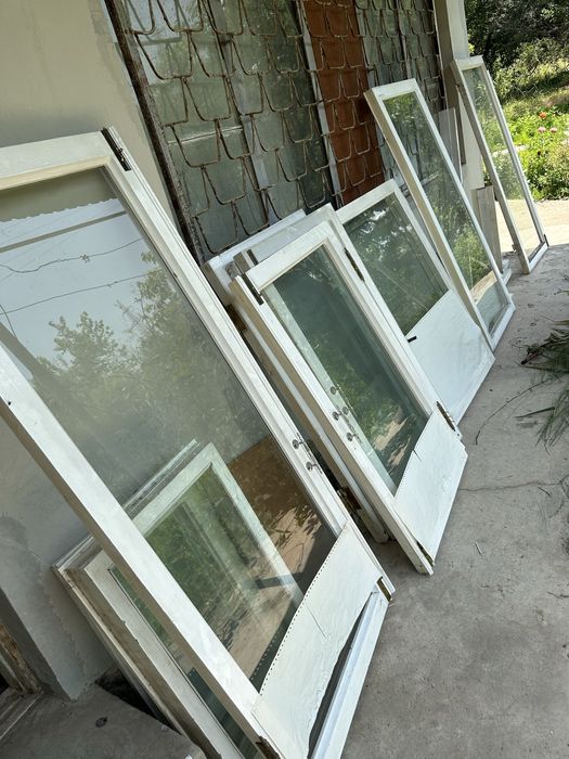 Окна БУ деревянные , белые. со стеклом.