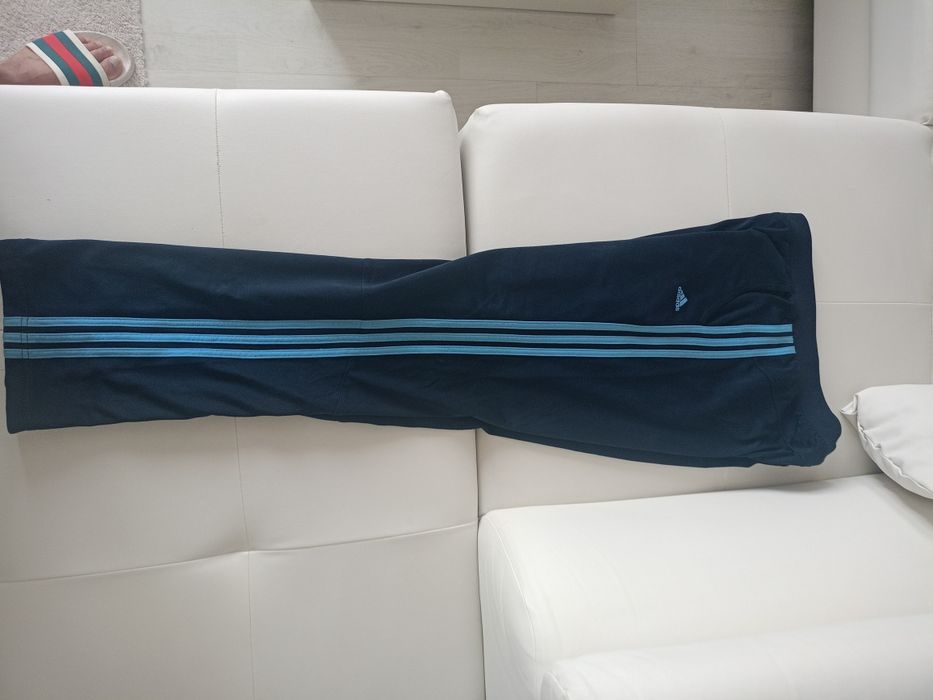 Vând treining damă Adidas produs de calitate superioara mărimea,bluza M, pantalonii XL.