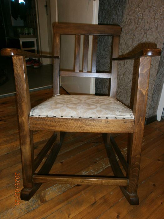 старинен люлеещ се стол