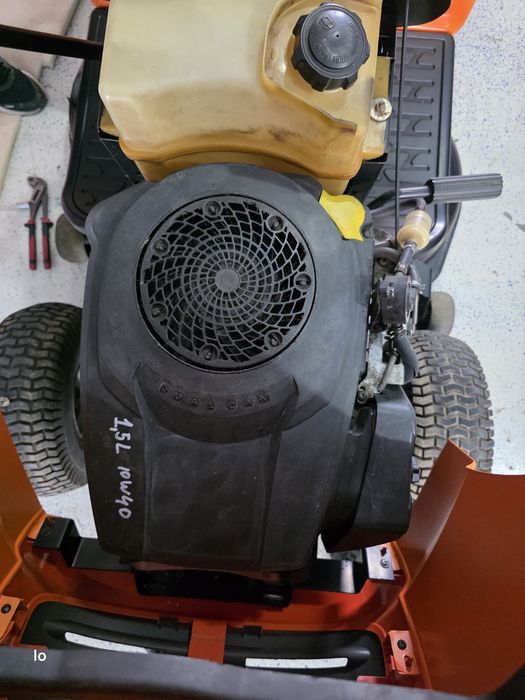 Husqvarna CT151  tractoraș de tuns iarba și gazon are 15 Cp transmisie  Hidrostatică. Made in USA
