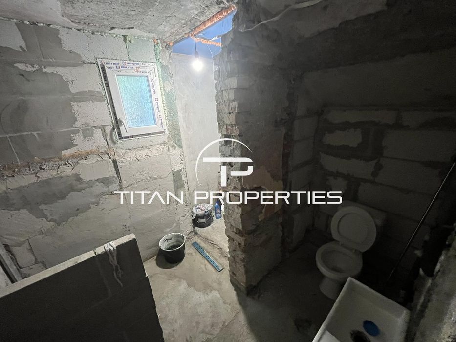 Къща с двор и АКТ 16 в гр. Айтос