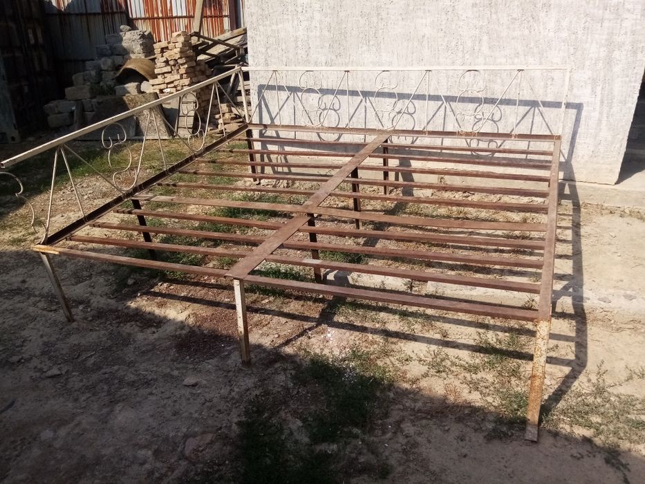 Продам металлический топчан.