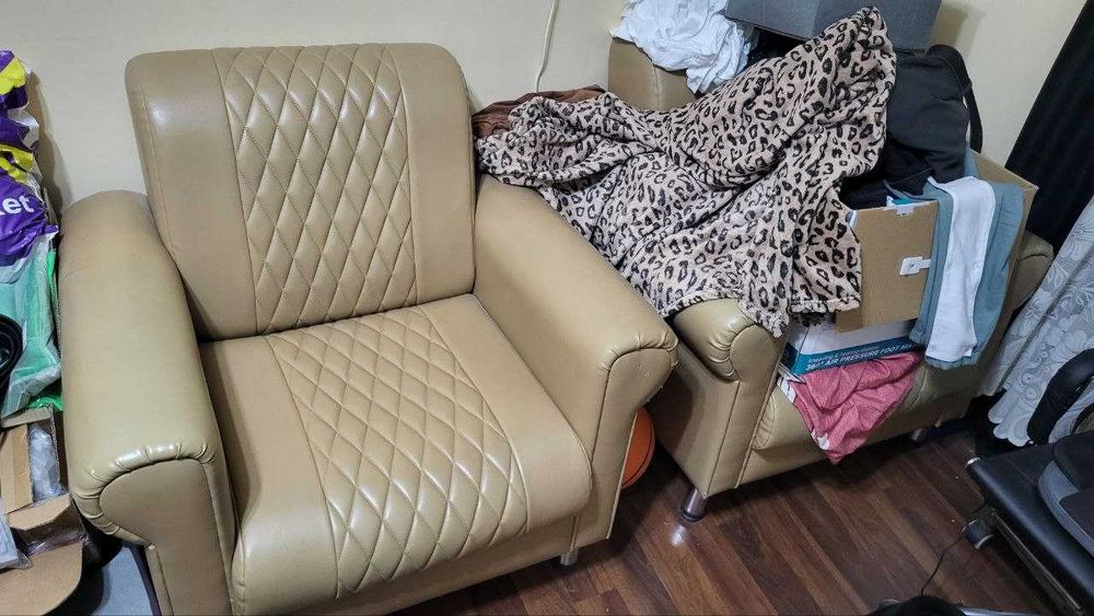 Два кресла бежевые из кожзама - кресло светлое