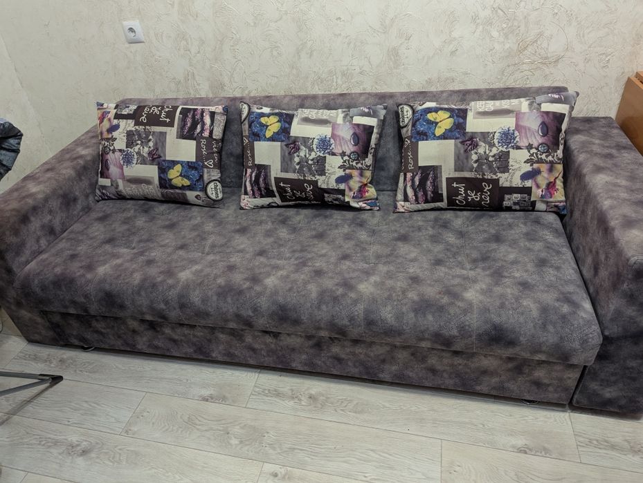 Раскладной диван с подушками