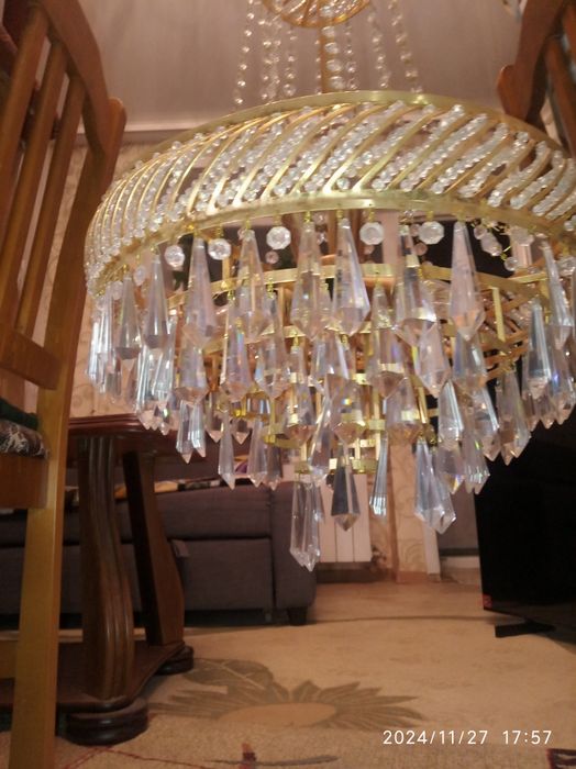 Продам люстру  диаметр 50см высота 75