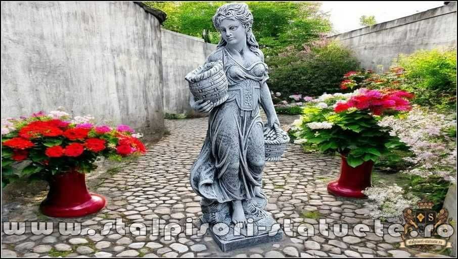 Statuetă fata cu coșulețe, din beton, model S23.