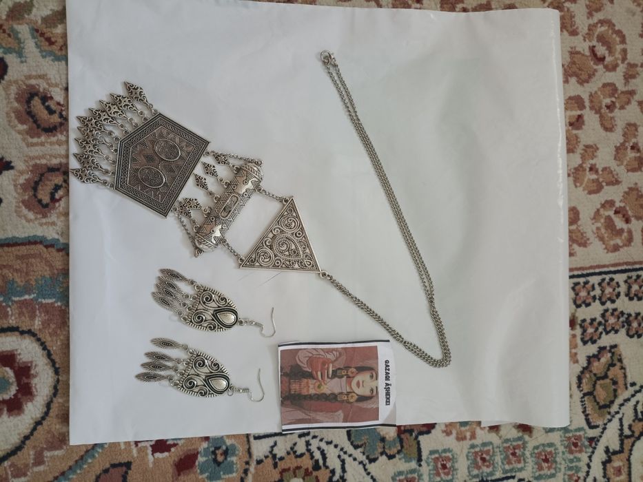 Алка мен сырга колдан жасалган