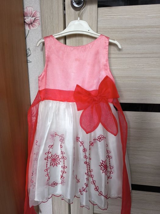 Нарядные платья на девочку 5-6 лет