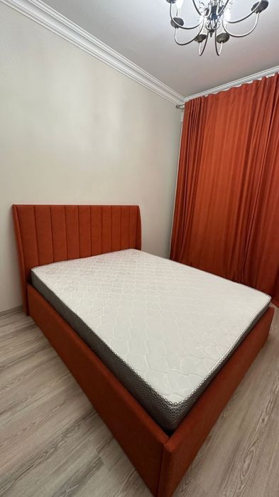 кровать двуспальная,