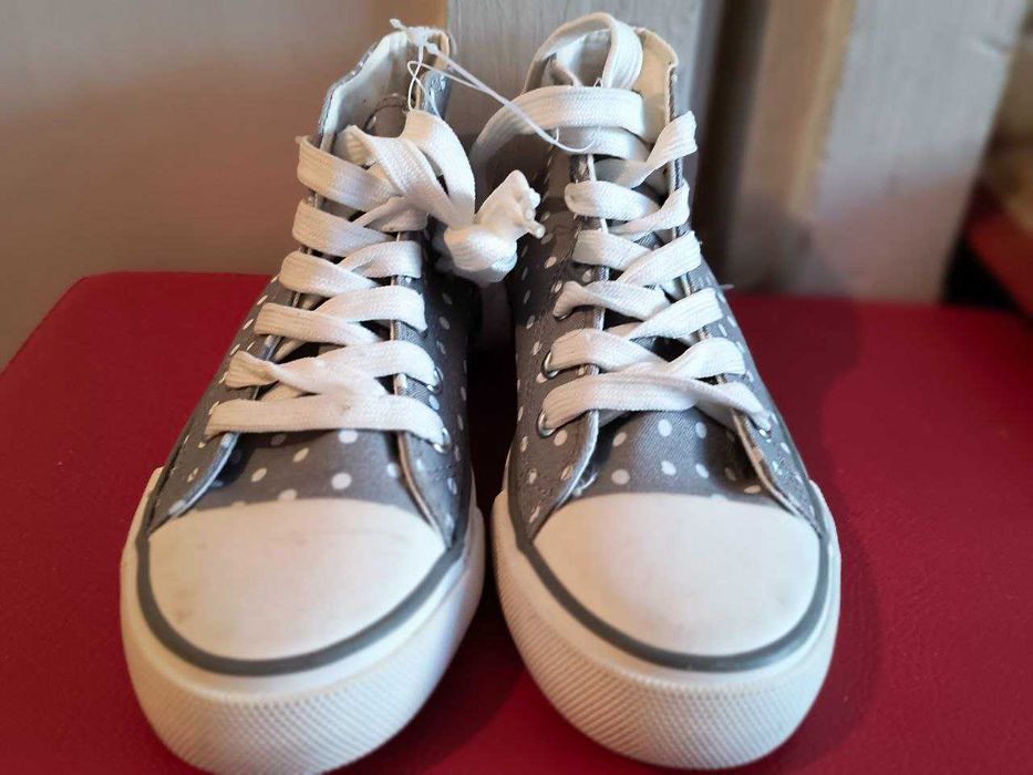 Детски кецове нови 32 номер