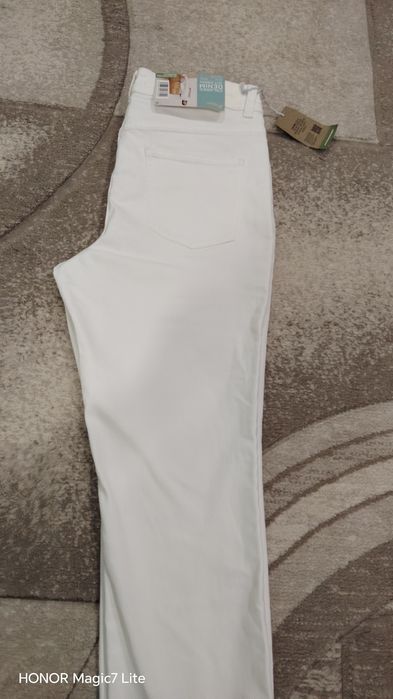 Blugi albi mărimea M ,noi cu eticheta