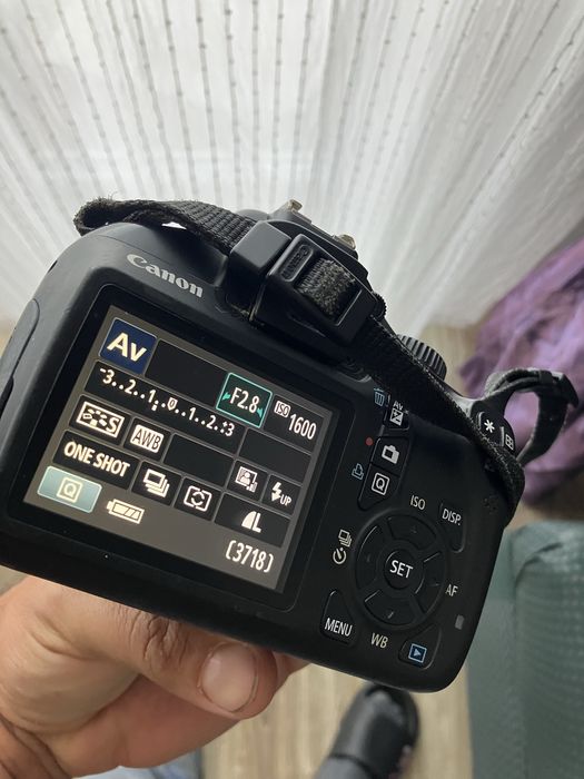 Canon 1100D + Canon 40 mm F2.8