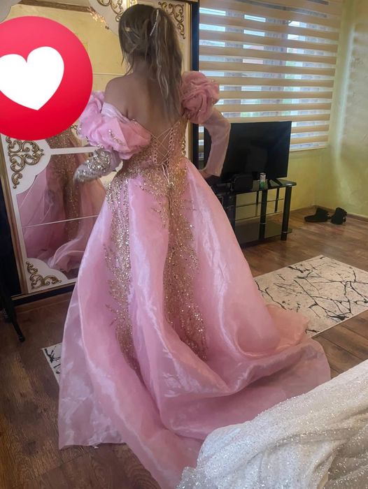 Продавам косовски официални рокли