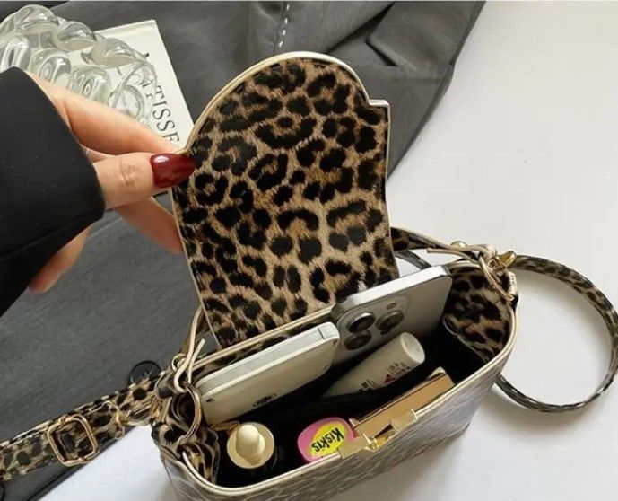 Geanta animal print, model Vltn,logo metalic auriu, saculet, etichetă