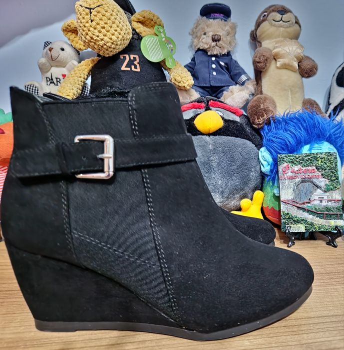 Ghete negre din imitație piele întoarsă, cu elastic ,fără fermoar,mări