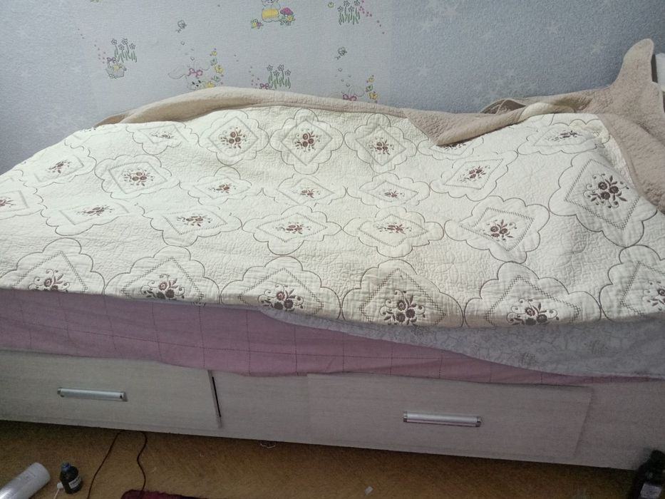 Кровать, белая удобная.