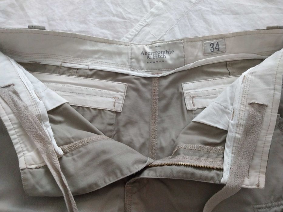 Pantaloni scurți Abercrombie Fitch, marimea 34, cu buzunare exterioare