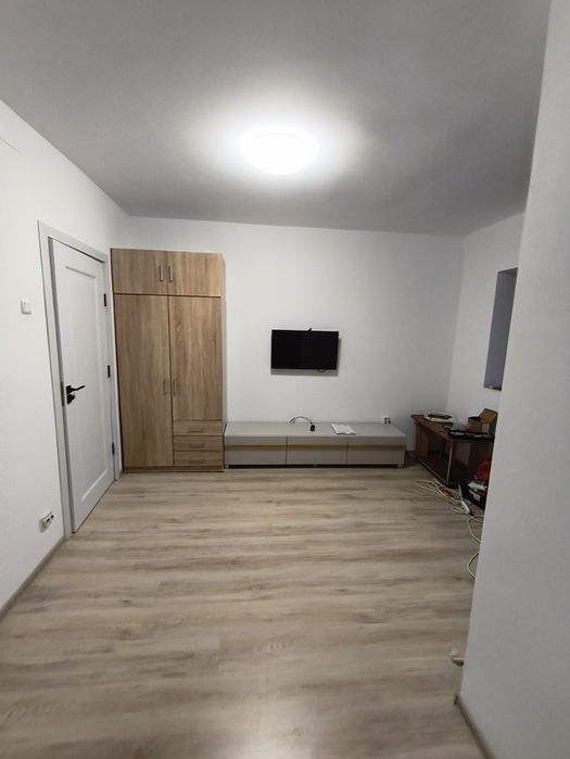 De închiriat apartament 1 cameră în zona Barieră, Brăila. Complet mobilată și utilată, preț 1100 lei pe lună. Fără  animale de companie .