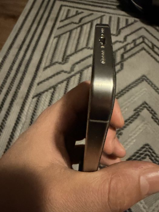 Продавам Iphone 15 pro 256gb