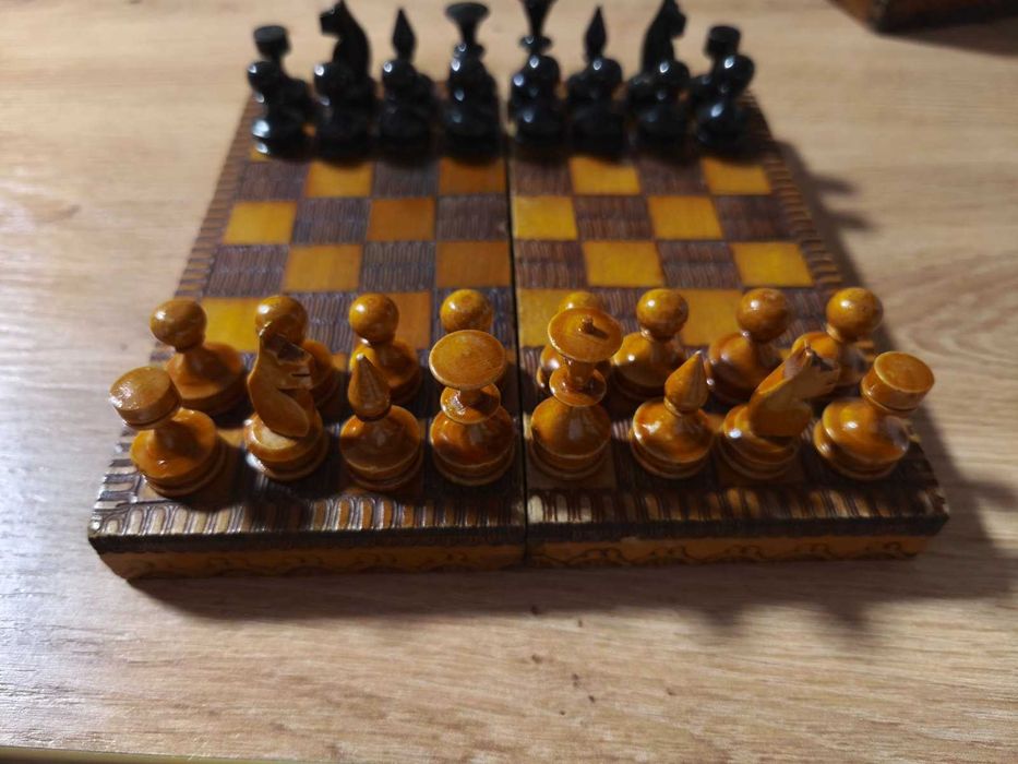 Малък Шах с Дървени фигури от Соца 17 х 17 см