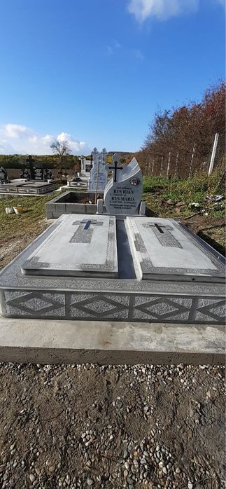 Monumente funerare