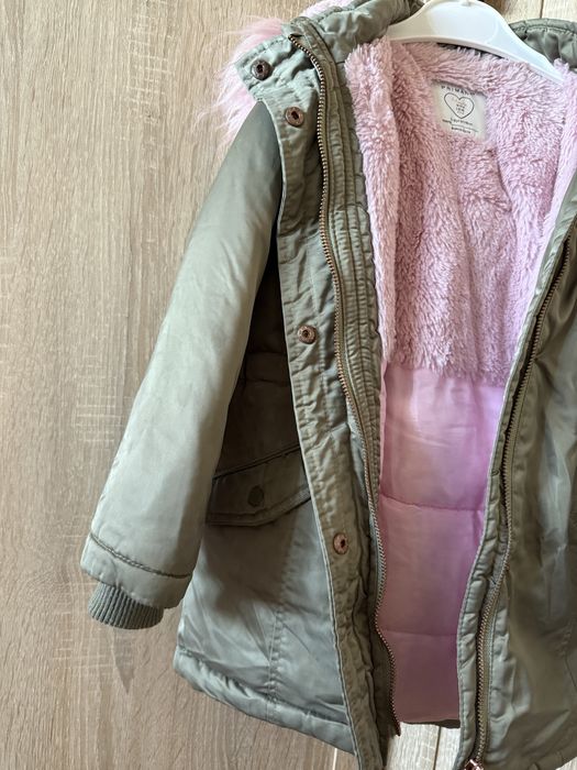 Продам демисезонную куртку на девочку