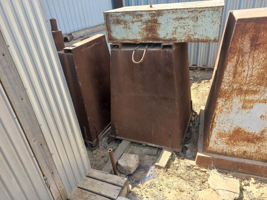 Контейнеры для мусора.