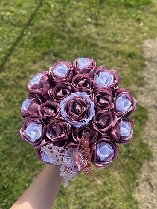 Aranjamente din trandafiri de satin