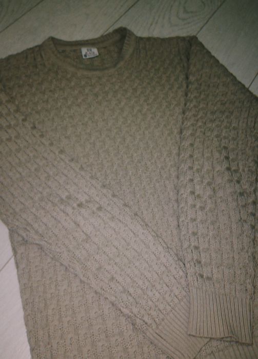 красивый бежевый свитер