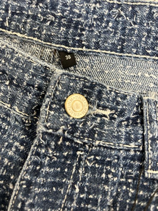 Чисто нови дънки със етикет