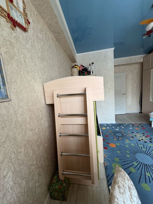 Двухярусная кровать