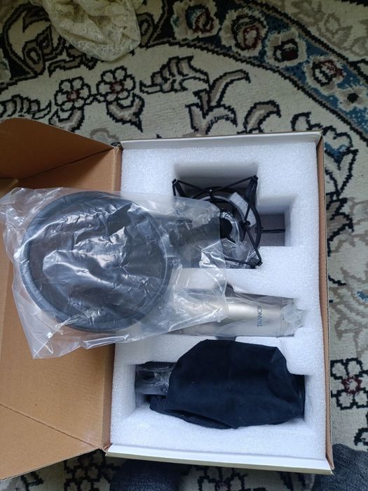 Studiya mikrofon sotiladi