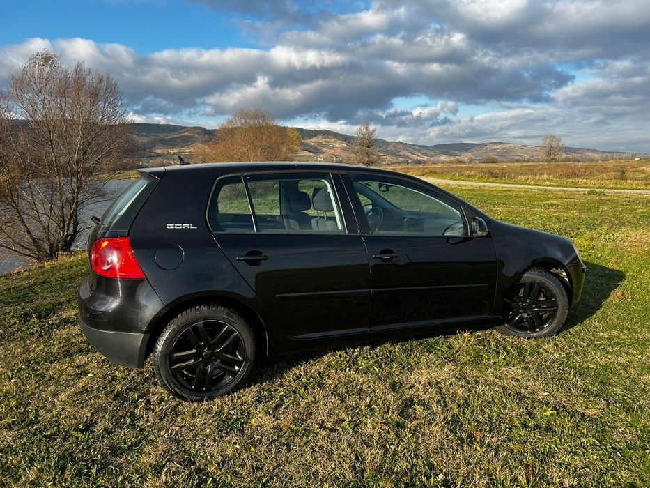 Volkswagen Golf 5 variante auto

 2350 Euro

1.6 benzina

An fabricați