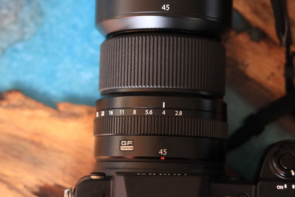 Среден формат Fuji GFX50S с обектив GF45mm f/2.8 WR и много екстри