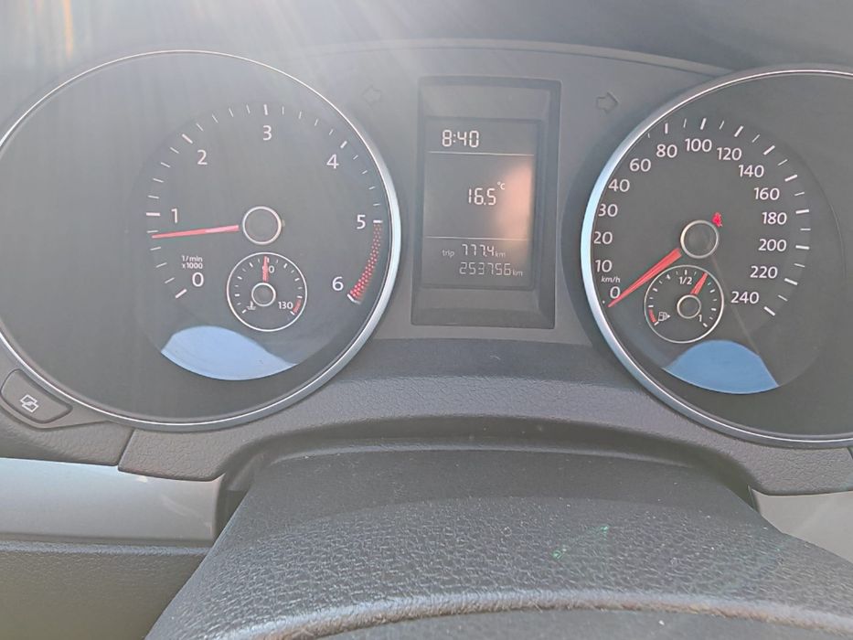 Volkswagen Golf VI 1.6 TDI 105 CP – 3800€ negociabil