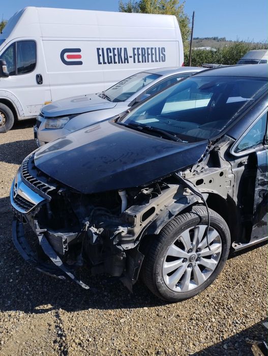 Opel Astra J avariat