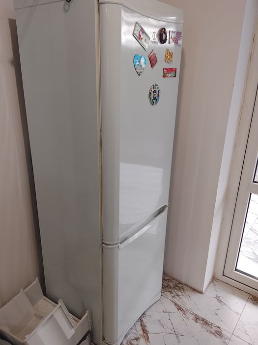 Продам холодильник indesit