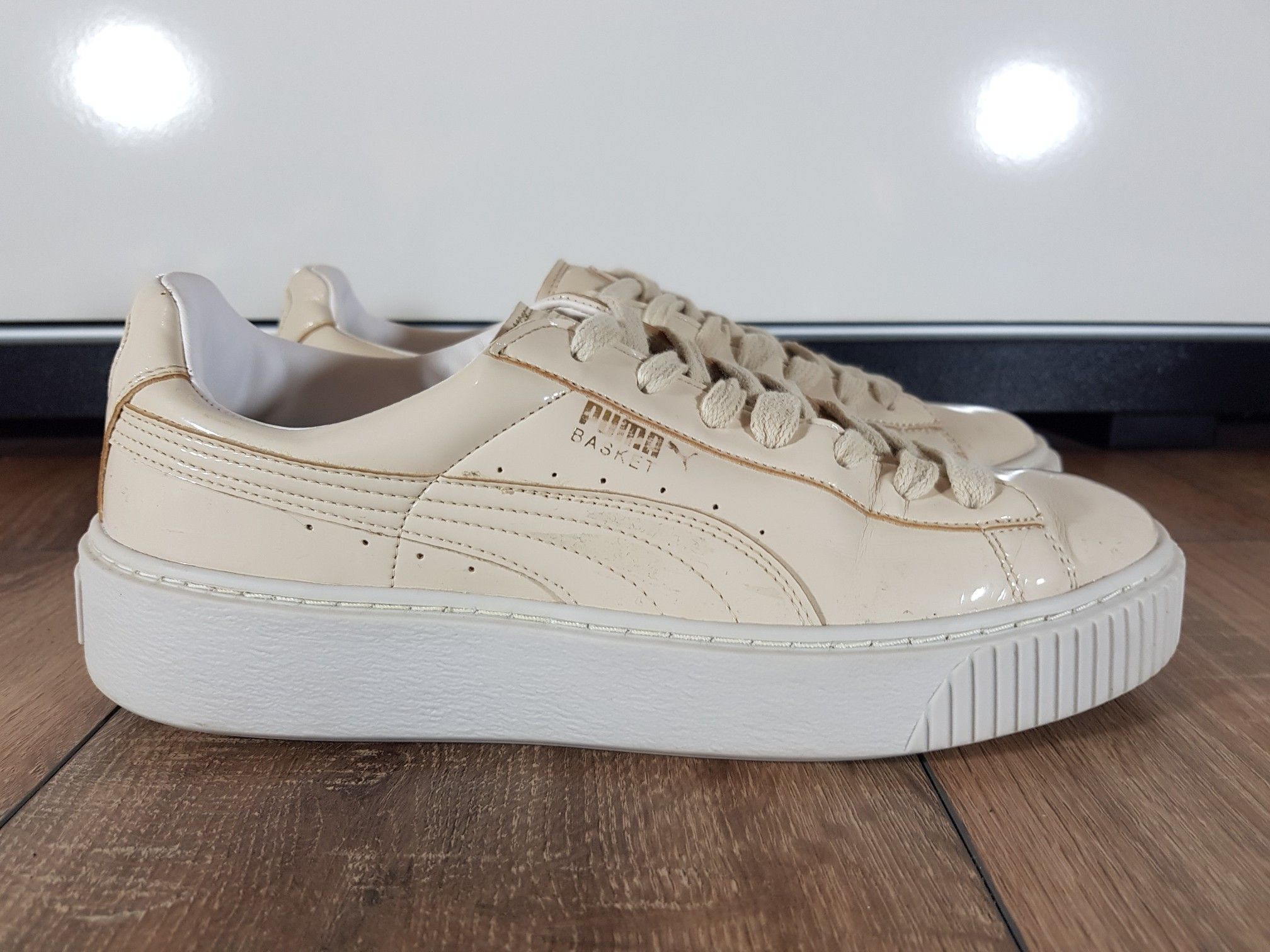 Teni i Puma Basket Platform Patent Crem Femei 40 5 Comanesti OLX.ro