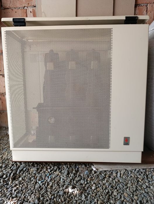 Convector pe gaz "FEG Konvektor" cu 3 elemenți din fontă.