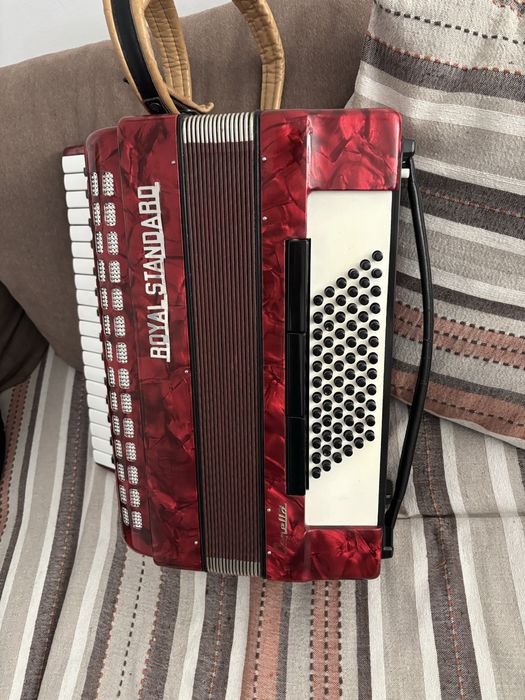 Acordeon nemtesc Royal Standard cu 72 de basi