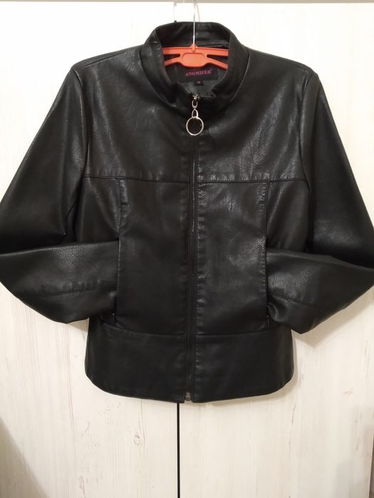 Продам куртки укороченные