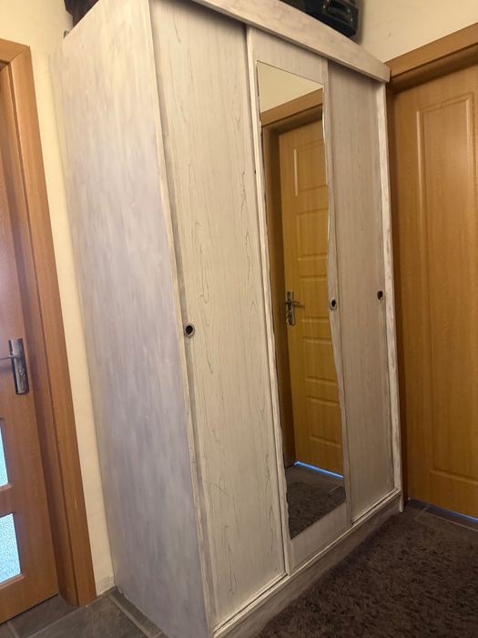 Двукрилен гардероб с огледало