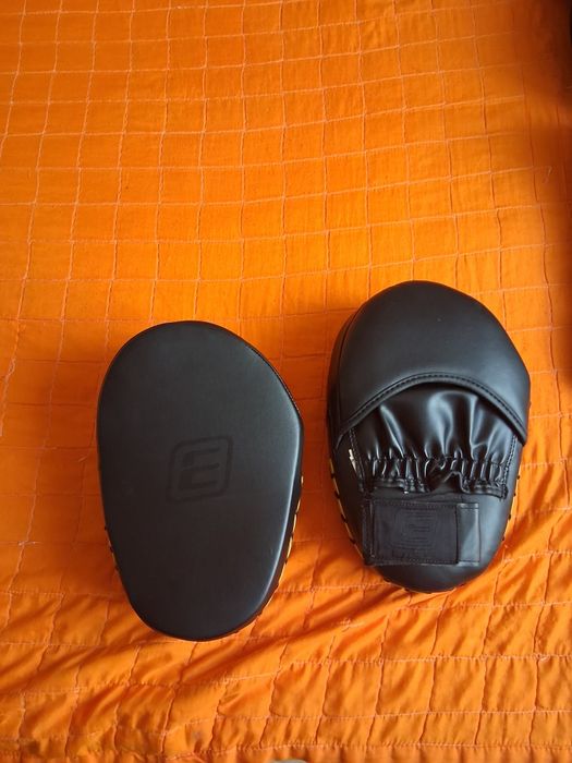 Vând mănuși box și un set