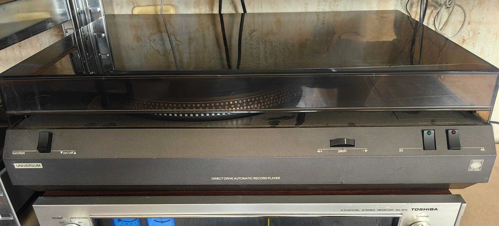 Стар модел грамофон Universum