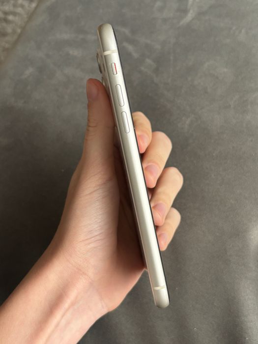 iPhone 11 128 GB бял