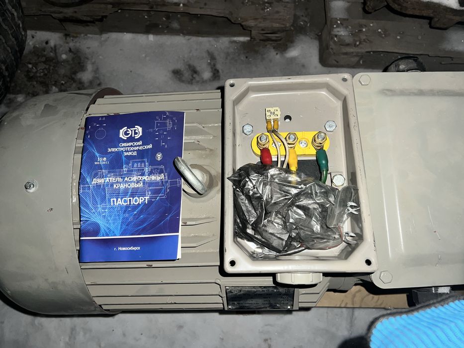 Крановой двигатель