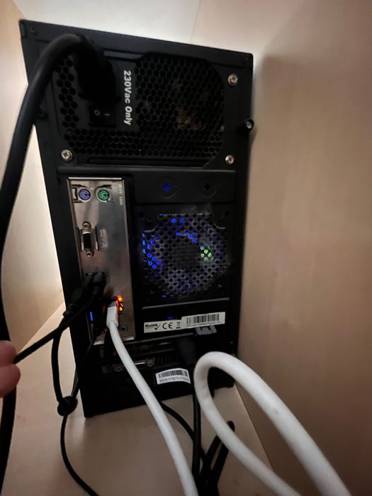 Pc gaming i7-6700 / GTX 1070 / 16GB + monitor Samsung 24”IPS 75 Hz”