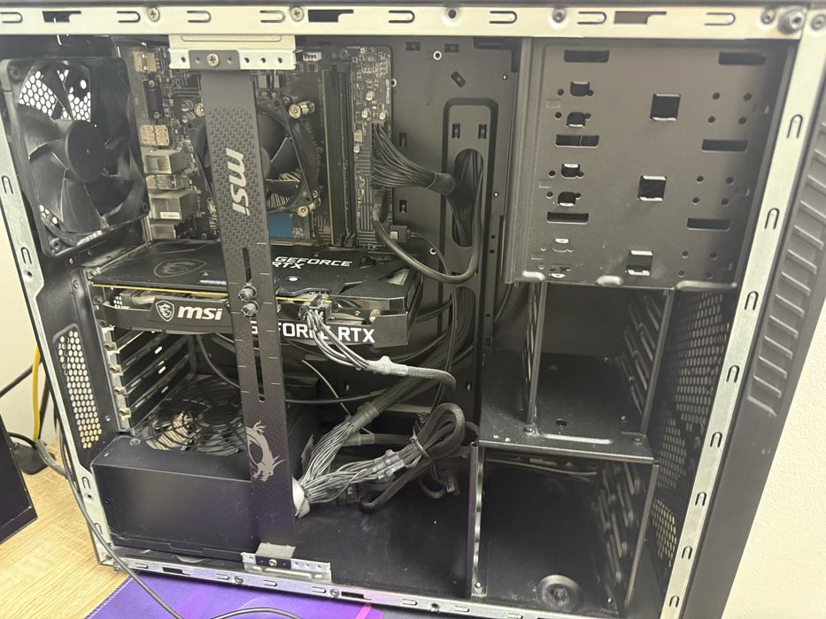 Vand pc gaming detalii in descriere