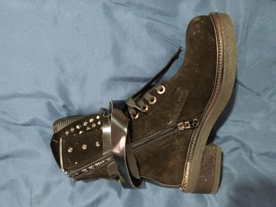 Vand bocanci eleganti URGENT si NEGOCIABIL